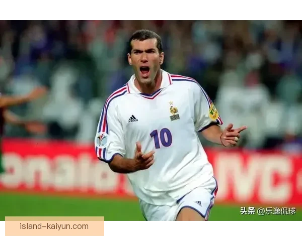 齐达内技术特点分析：控球精准、视野开阔、击球稳定性强。